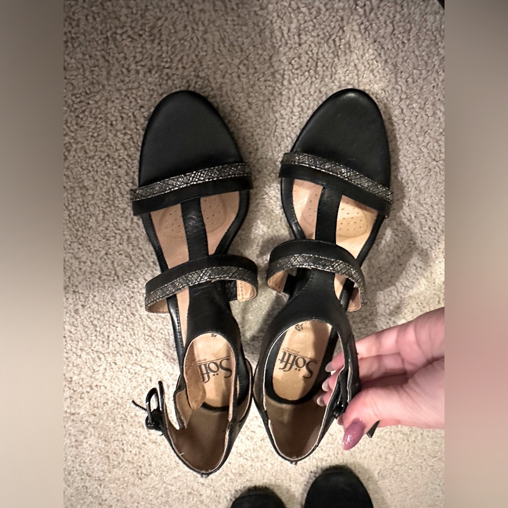 Soft black strap sandal with metallic detail sz 7.5